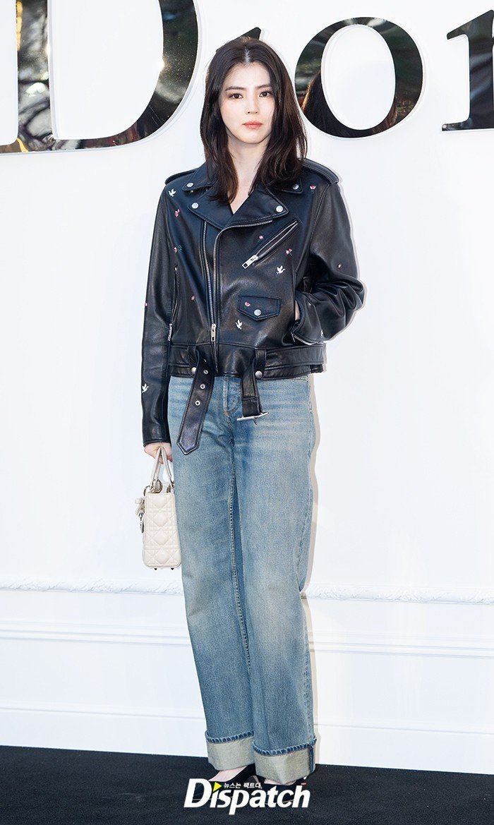 Báo Hàn khen ngợi Han So Hee có vẻ đẹp tựa nữ thần khi đến sự kiện. Cô chọn trang phục đơn giản với áo khoác da, quần jeans, khoe phong cách cá tính, cuốn hút.