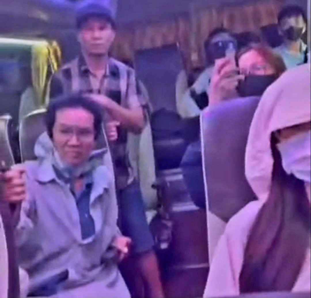 Hành khách hoảng loạn khi tài xế xe khách ở Đồng Tháp rượt đuổi xe tải 2 Hành khách hoảng loạn tài xế xe khách ở Đồng Tháp vẫn rượt đuổi xe tải - Ảnh 2.