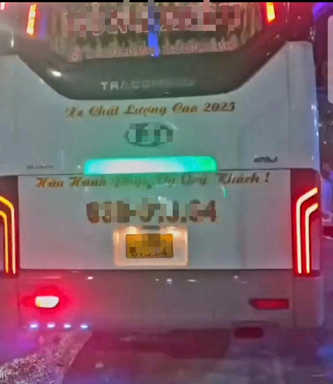 Hành khách hoảng loạn khi tài xế xe khách ở Đồng Tháp rượt đuổi xe tải 4 Hành khách hoảng loạn tài xế xe khách ở Đồng Tháp vẫn rượt đuổi xe tải - Ảnh 4.
