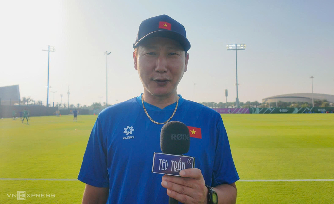 HLV Kim Sang-sik bật mí những chi tiết thú vị của ông và U23 Việt Nam trước buổi tập chiều 7/1 tại Arab Saudi hôm 6/1. Ảnh: Ted Trần