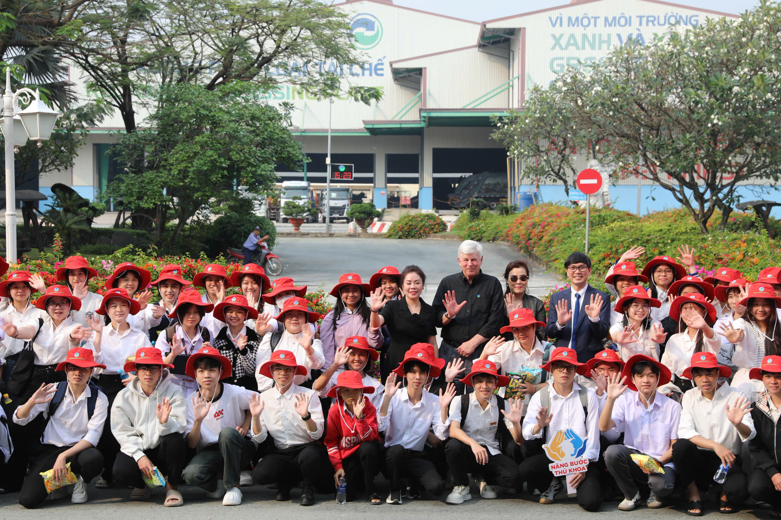 Gần 100 tân thủ khoa tham quan công nghệ xử lý chất thải hiện đại tại VWS - Ảnh 5.