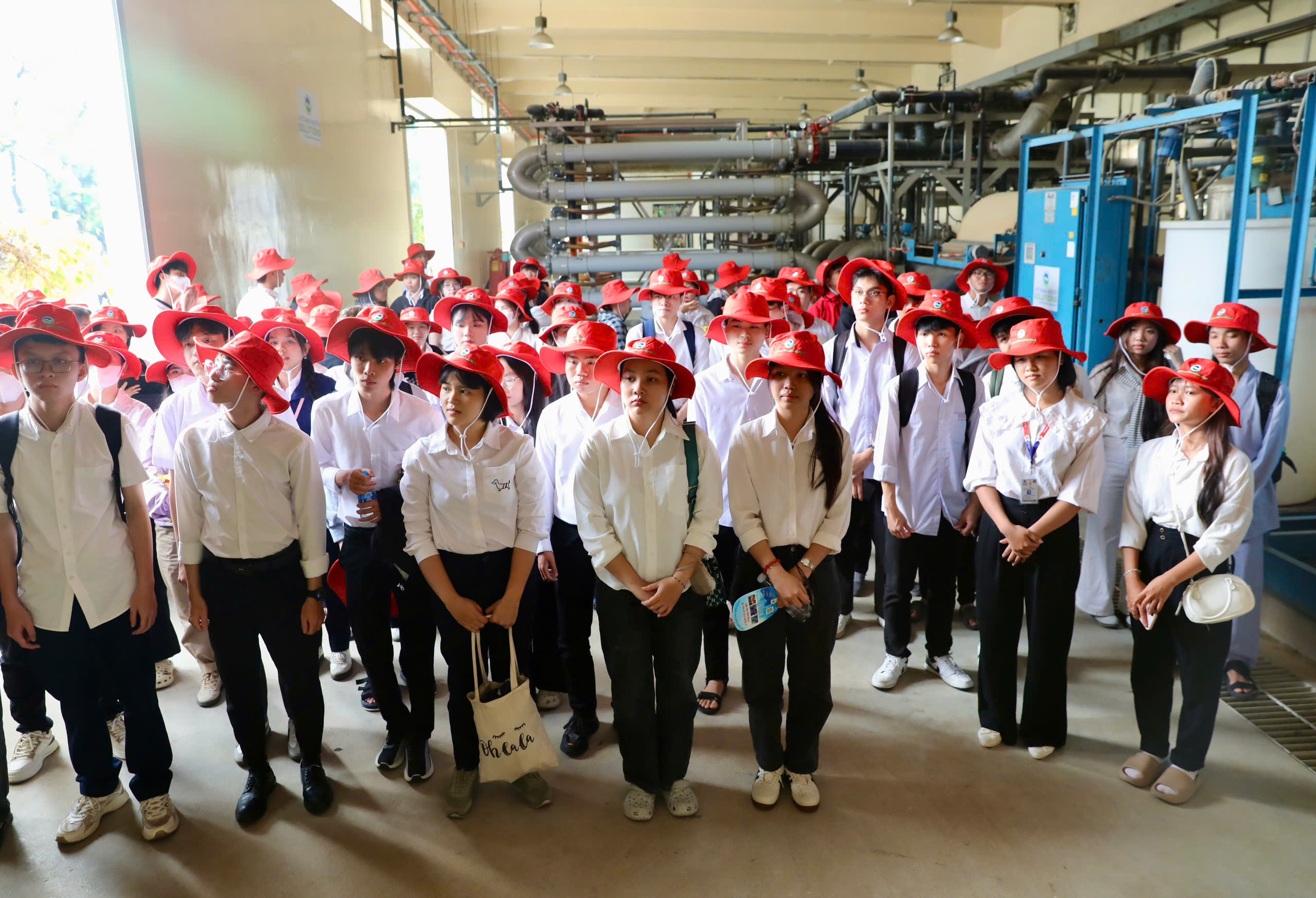 Gần 100 tân thủ khoa tham quan công nghệ xử lý chất thải hiện đại tại VWS - Ảnh 6.