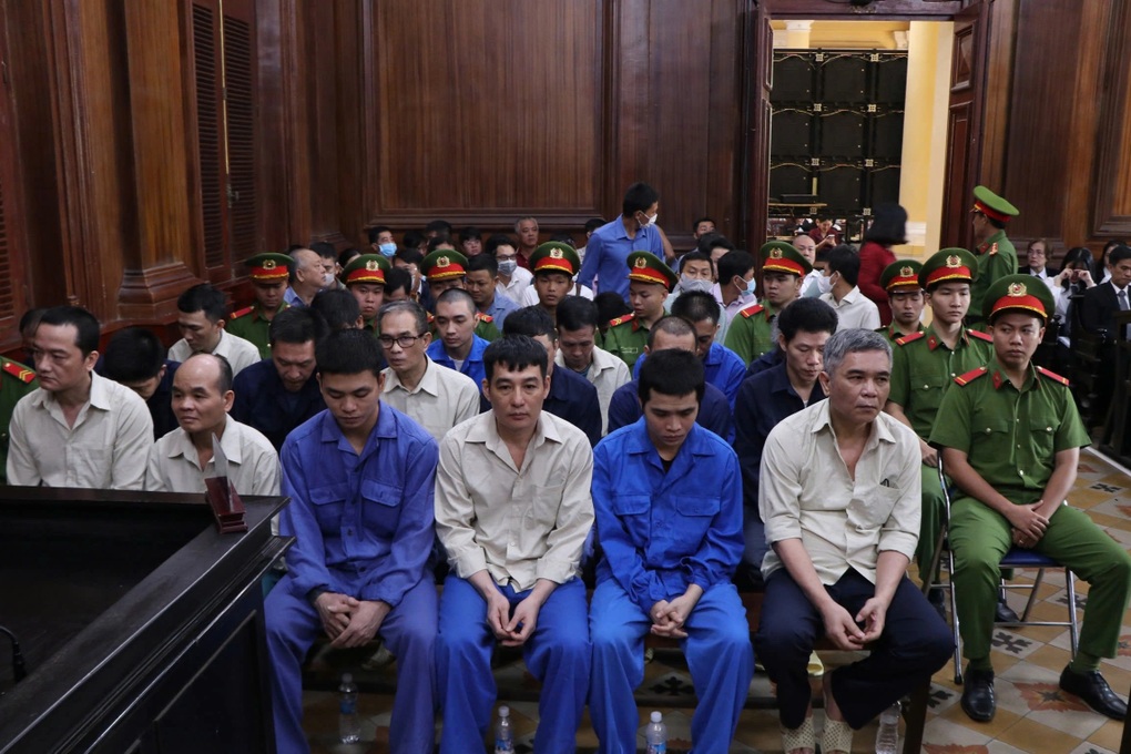 Hối lộ theo dây chuyền ở trung tâm đăng kiểm 50-04V, 64 bị cáo hầu tòa - 2