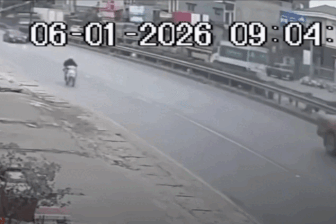 Ô tô con biến dạng sau khi bị xe tải hất văng qua dải phân cách