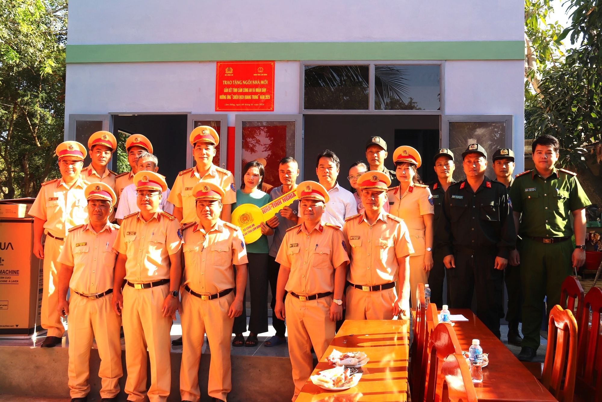 Lâm Đồng bàn giao căn nhà cuối cùng cho dân vùng lũ ven sông Cái - Ảnh 2.