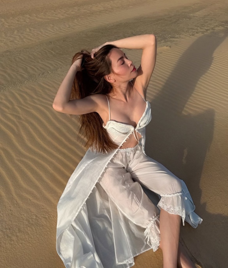 Hồ Ngọc Hà diện đồ bình dân du lịch biển 5 Hồ Ngọc Hà diện đồ bình dân du lịch biển - 4