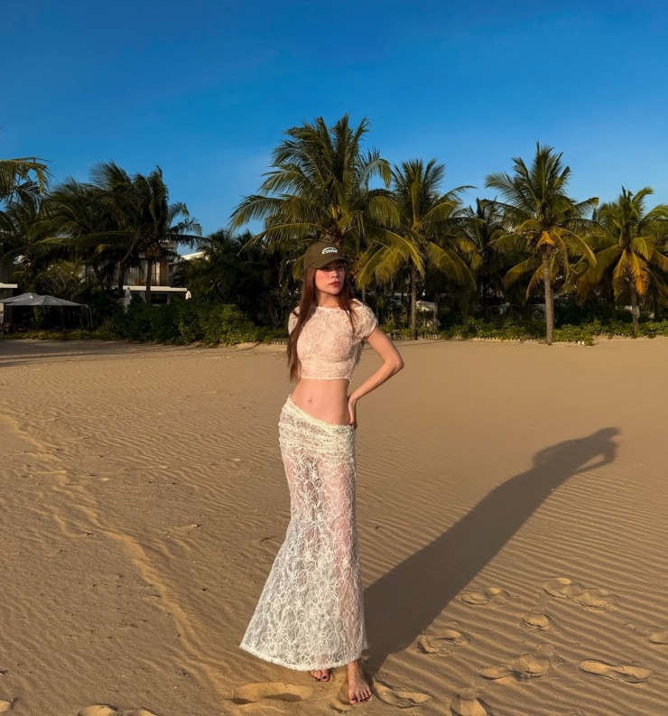 Hồ Ngọc Hà diện đồ bình dân du lịch biển 7 Hồ Ngọc Hà diện đồ bình dân du lịch biển - 6