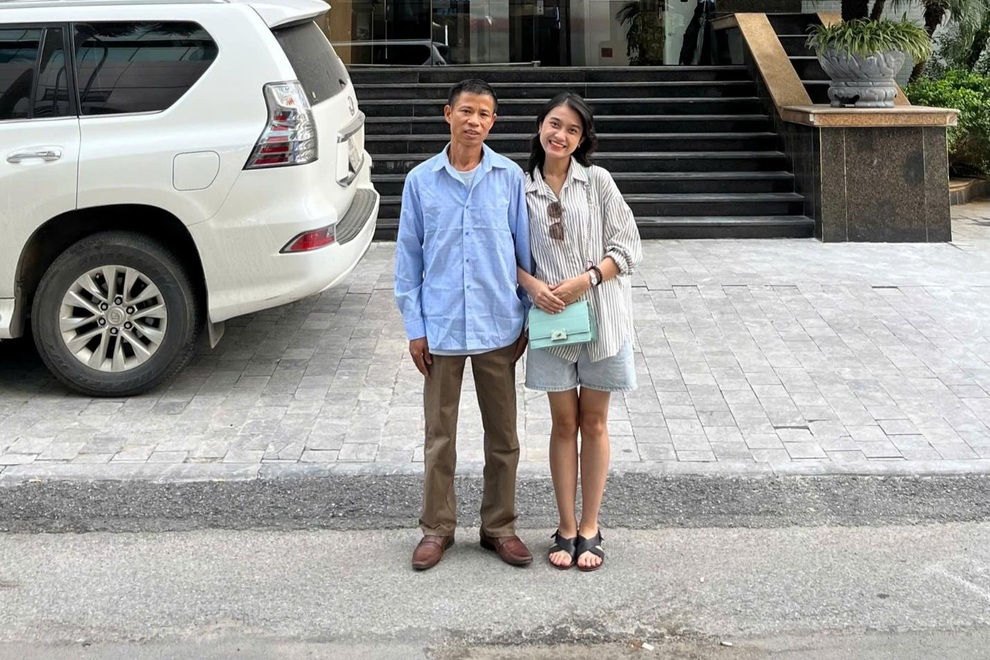 Con dịch vài từ tiếng Anh, bố rối rít cảm ơn khiến nhiều người xúc động - 2