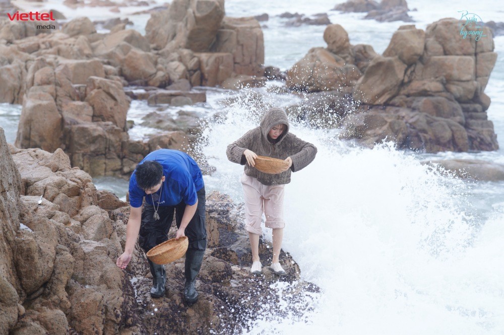 Đặc sản đen sì bám chặt vách đá: Thứ 