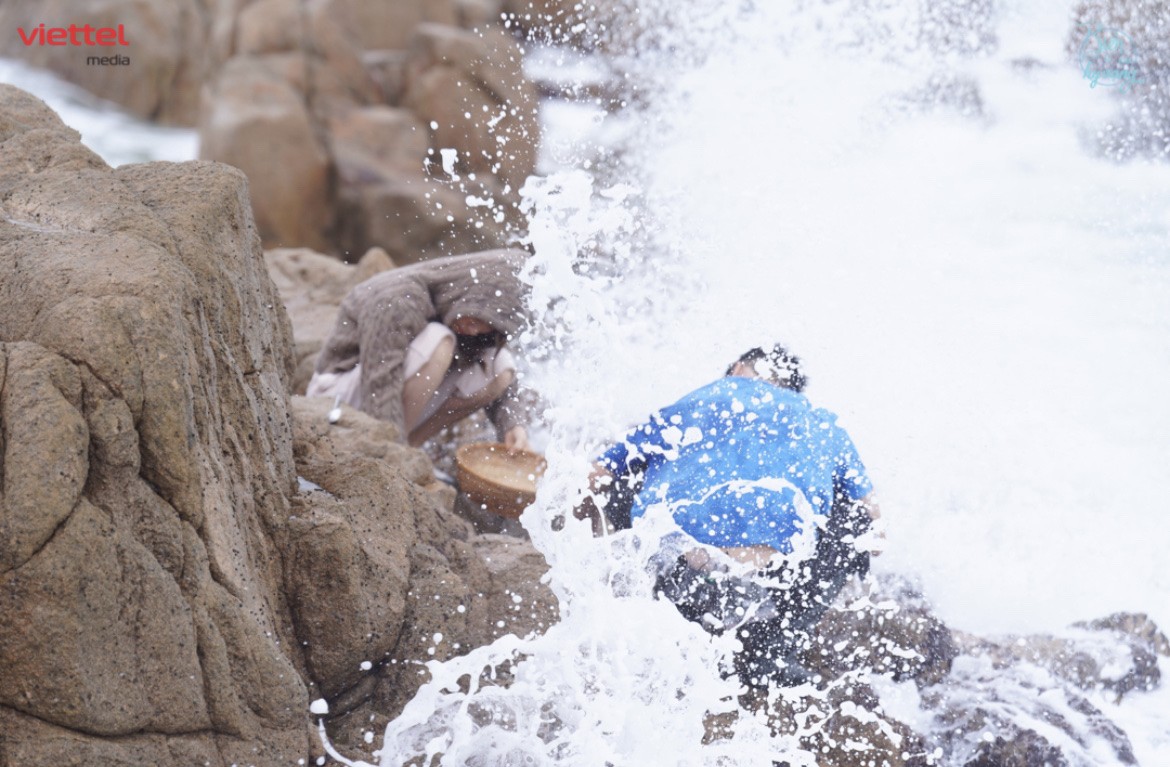 Đặc sản đen sì bám chặt vách đá: Thứ 