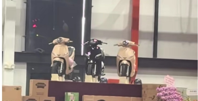 Một công ty tại TPHCM tặng ô tô cho nhân viên tại tiệc tất niên 2 Một công ty tại TPHCM gây sốc với tiệc tất niên và quà khủng - Ảnh 2.