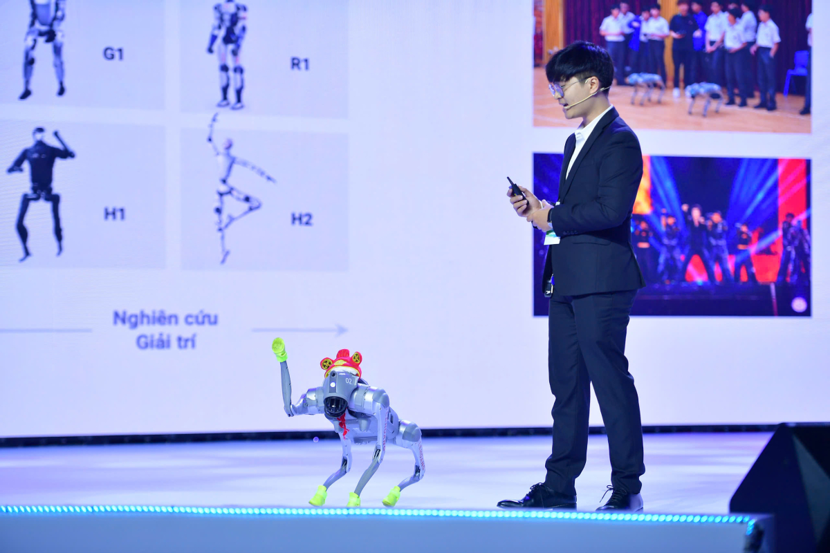 Unitree trình diễn trên sân khấu. Ảnh:Tùng Quỳnh