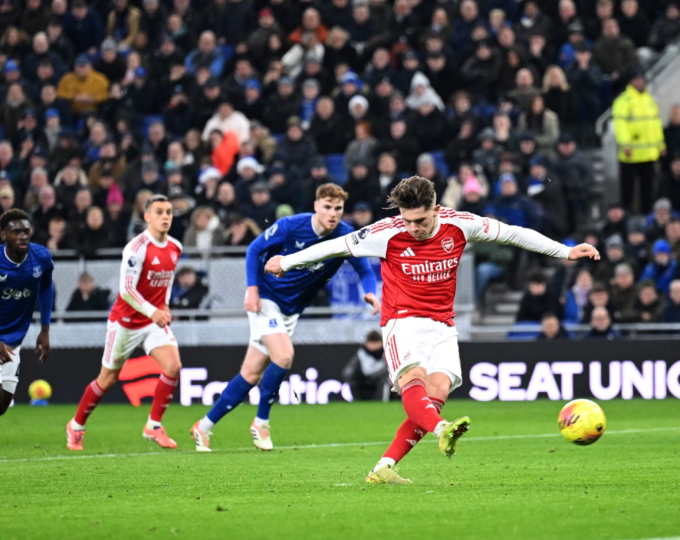 Victor Gyokeres ghi bàn phạt đền giúp Arsenal thắng Everton 1-0 ở vòng 17 Ngoại hạng Anh trên sân Hill Dickinson, Vauxhall, Anh ngày 20/12/2025. Ảnh: Arsenal FC