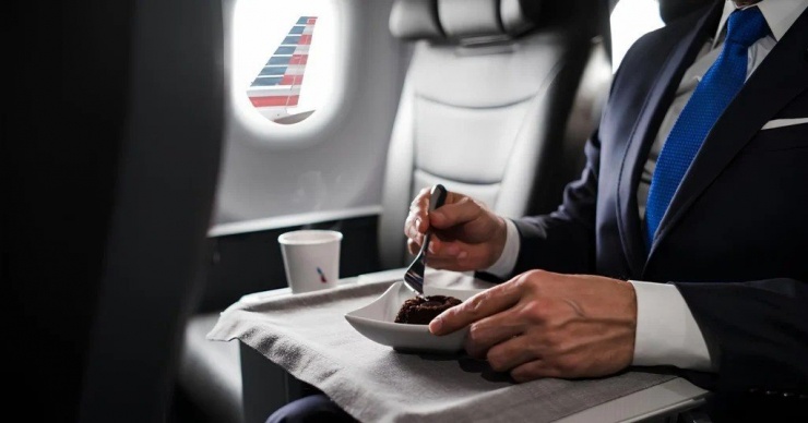 United Airlines đang hứng chịu nhiều chỉ trích trên mạng xã hội sau khi một hành khách hạng nhất có tầm ảnh hưởng lớn công khai phàn nàn về chất lượng bữa ăn trên chuyến bay của hãng.