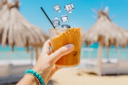 Quán bar hứng 'bão' chỉ trích vì thu tiền 2 viên đá xin thêm