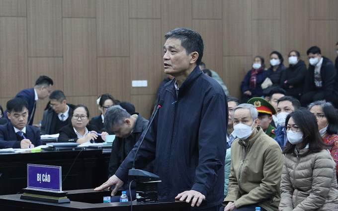 Cựu cục trưởng Nguyễn Thanh Phong tự bào chữa tại tòa, sáng 8/1. Ảnh: Linh Đan