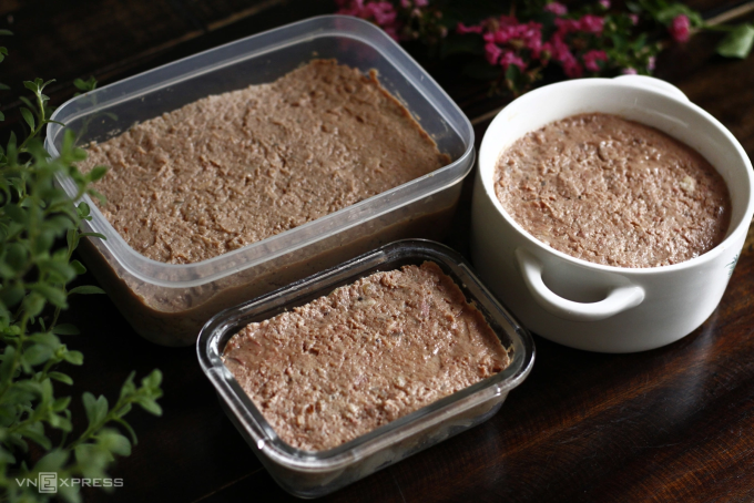 Cẩn trọng khi mua thịt lợn, pate, chỉ nên mua ở các cửa hàng uy tín, có kiểm dịch rõ ràng. Ảnh: Bùi Thủy