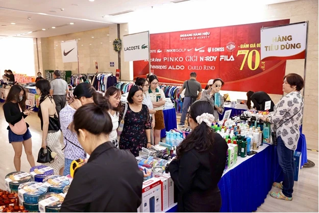 Người dân mua sắm hàng hiệu giảm giá do Bigbang Hàng Hiệu tổ chức. can-tho-mua-sam-hang-hieu-anh-btc.jpg