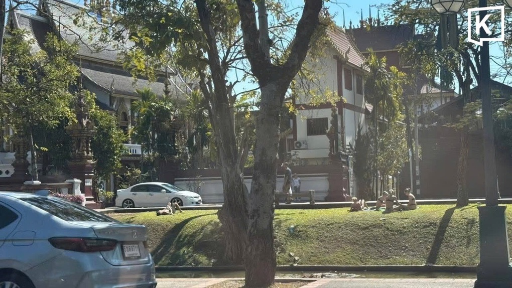 Du khách nước ngoài mặc bikini tắm nắng trước chùa ở Thái Lan gây tranh cãi - 2