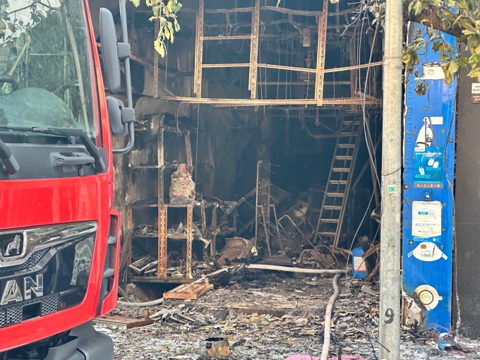Mặt tiền căn nhà sau khi lửa được dập tắt trưa nay. Ảnh: Gia Chính.