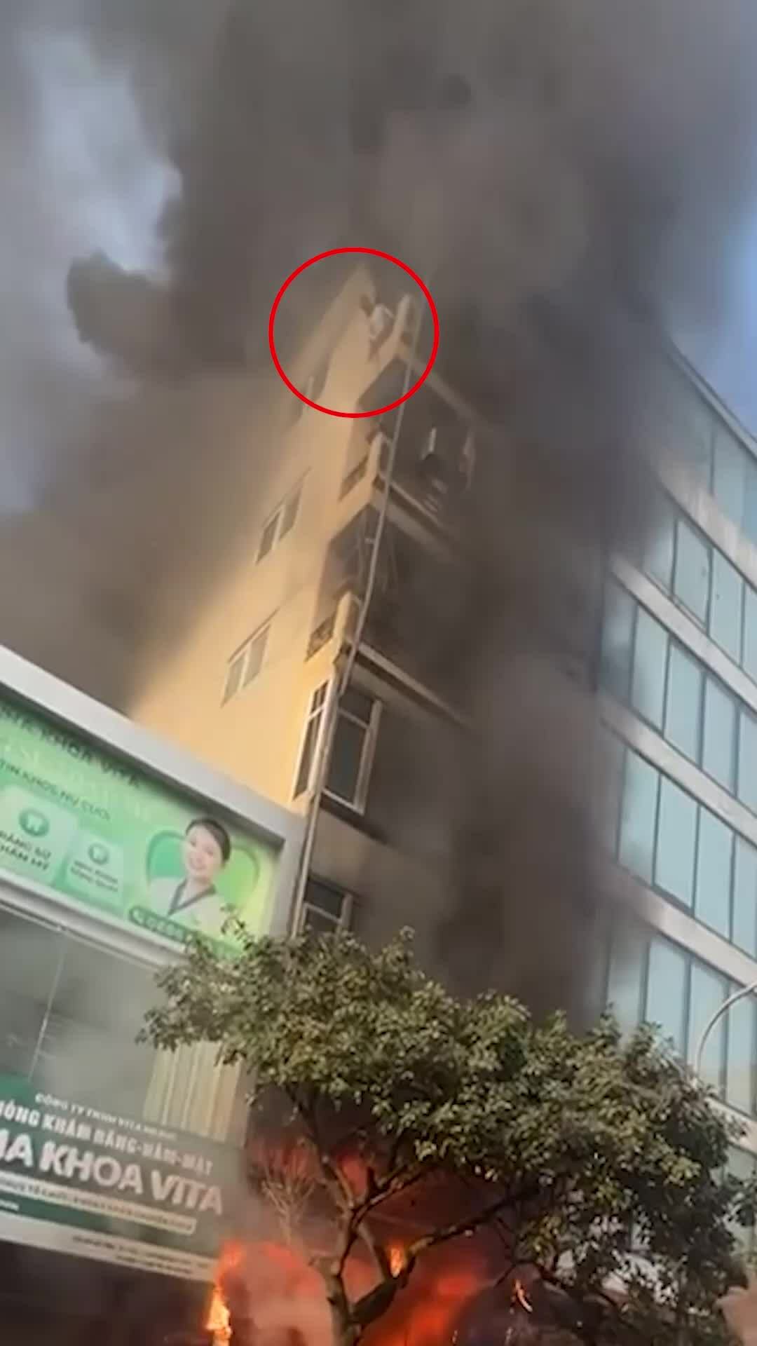 Người dân nhảy khỏi toà nhà 6 tầng thoát đám cháy