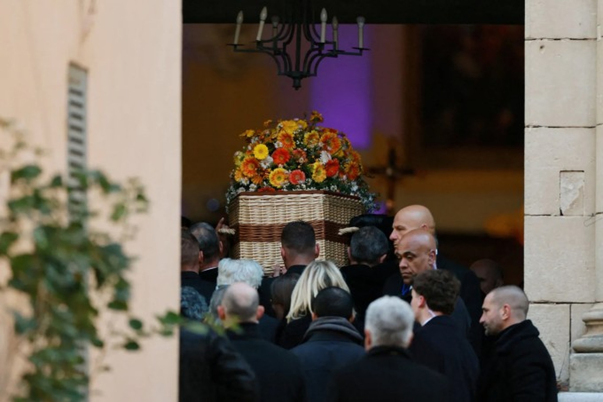 Con trai và cháu chắt của biểu tượng Brigitte Bardot lần đầu lộ diện - 7