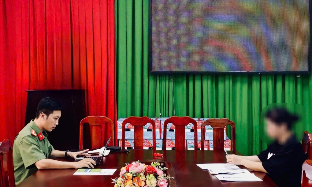 Mời làm việc 2 đối tượng dùng AI tạo clip MC Quyền Linh bị bắt tạm giam - 2