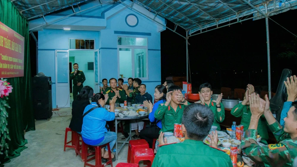 Buổi tiệc chia tay ấm tình quân dân sau khi bộ đội bàn giao nhà cho người dân. Ảnh: N.N bộội 3.jpg