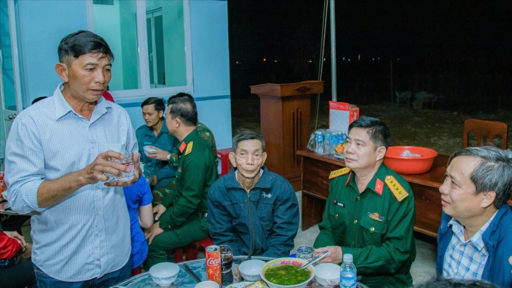 Con trai cụ Phương cảm ơn các chiến sĩ đã giúp gia đình xây lại tổ ấm sau lũ. Ảnh: N.N bo65bo65 đội 2.jpg