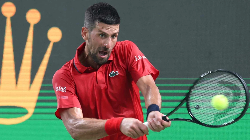Djokovic thắng ngược dòng, giành suất vào vòng 3. Ảnh: ATP djokovic-shanghai.jpg