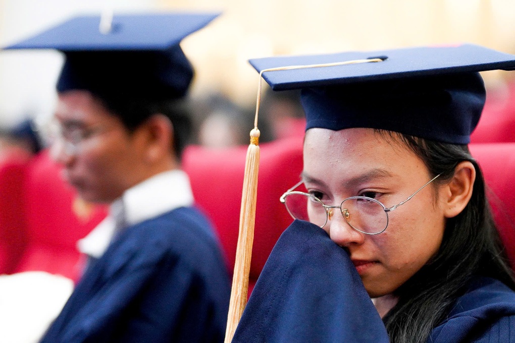 Chuyện đời của nữ thủ khoa mồ côi khiến cả hội trường khóc nghẹn - 3