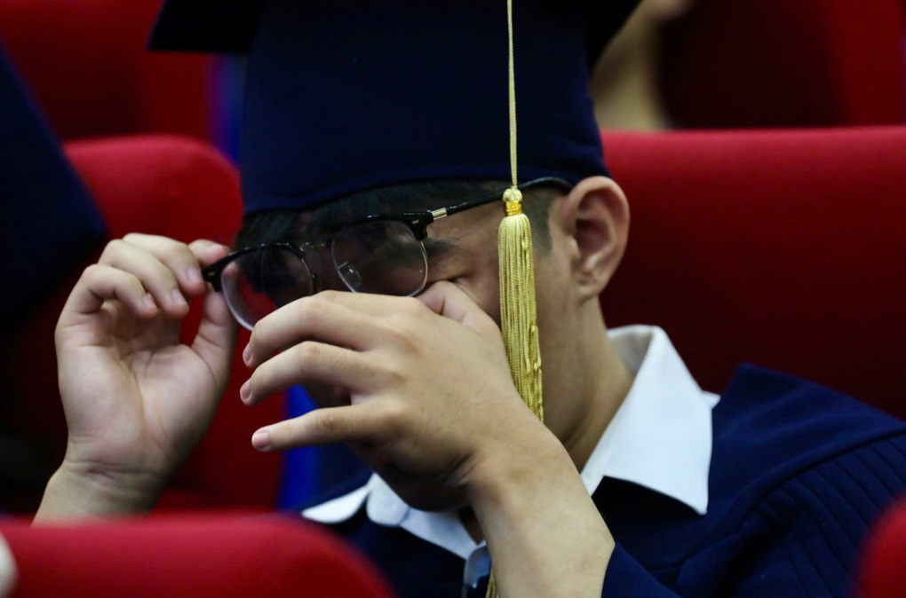 Chuyện đời của nữ thủ khoa mồ côi khiến cả hội trường khóc nghẹn - 4