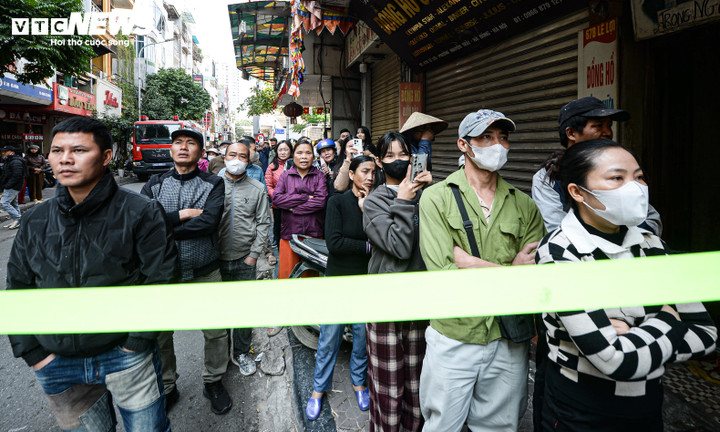 Nhân chứng kể phút lửa bao trùm nhà 7 tầng, chủ nhà nhảy từ trên cao thoát thân- Ảnh 2.