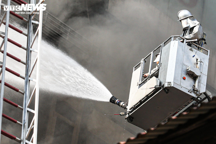 Nhân chứng kể phút lửa bao trùm nhà 7 tầng, chủ nhà nhảy từ trên cao thoát thân- Ảnh 3.