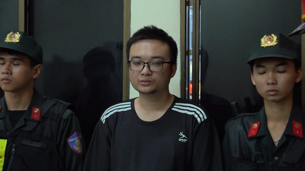 Công an sàng lọc, lấy lời khai với những người liên quan. Ảnh: CA 61-nguoi-bi-bat-vi-lien-quan-den-duong-day-mua-ban-khi-cuoi-tram-ti- (6).jpg