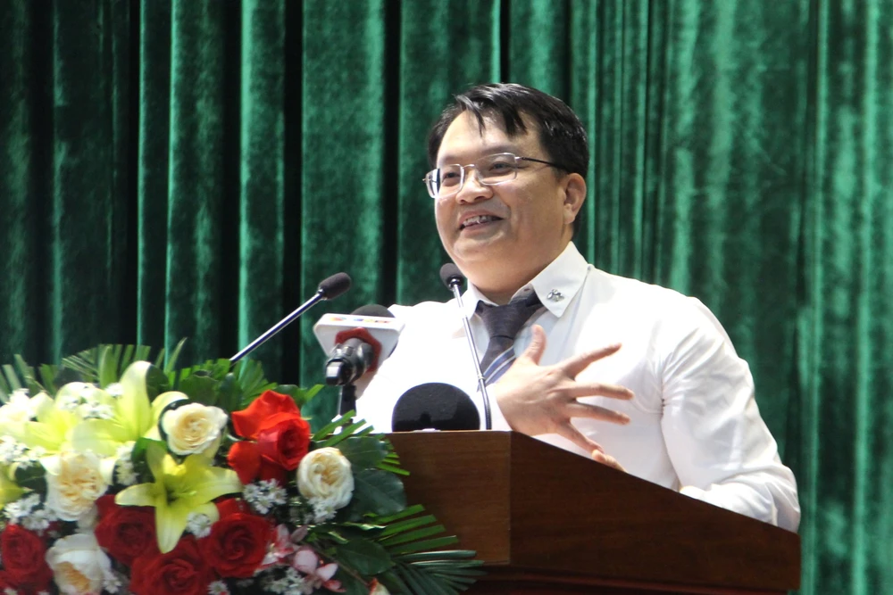 Ông Trần Quốc Bảo, Chủ tịch Hiệp hội DN TP Đà Nẵng đặt tay lên ngực, bày tỏ sự ấm lòng trước những chia sẻ của Bí thư Đà Nẵng. Ảnh: TẤN VIỆT da-nang-1.JPG