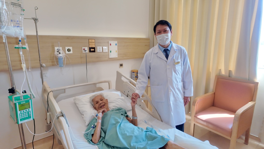 Cụ bà 88 tuổi ung thư dạ dày giai đoạn muộn hồi phục ngoạn mục sau phẫu thuật - 2