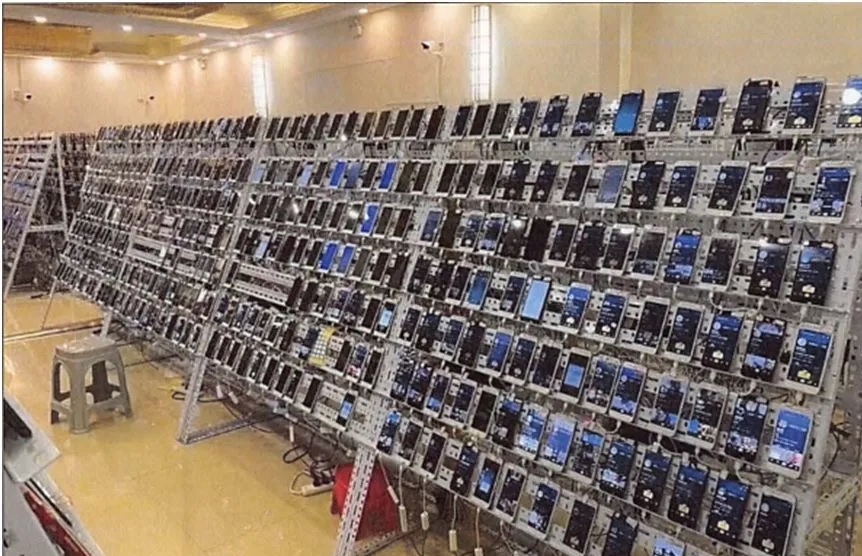 Hình ảnh “ông trùm” Chen Zhi bị áp giải về Trung Quốc - Ảnh 2. Hình ảnh “ông trùm” Chen Zhi bị áp giải về Trung Quốc - Ảnh 2.