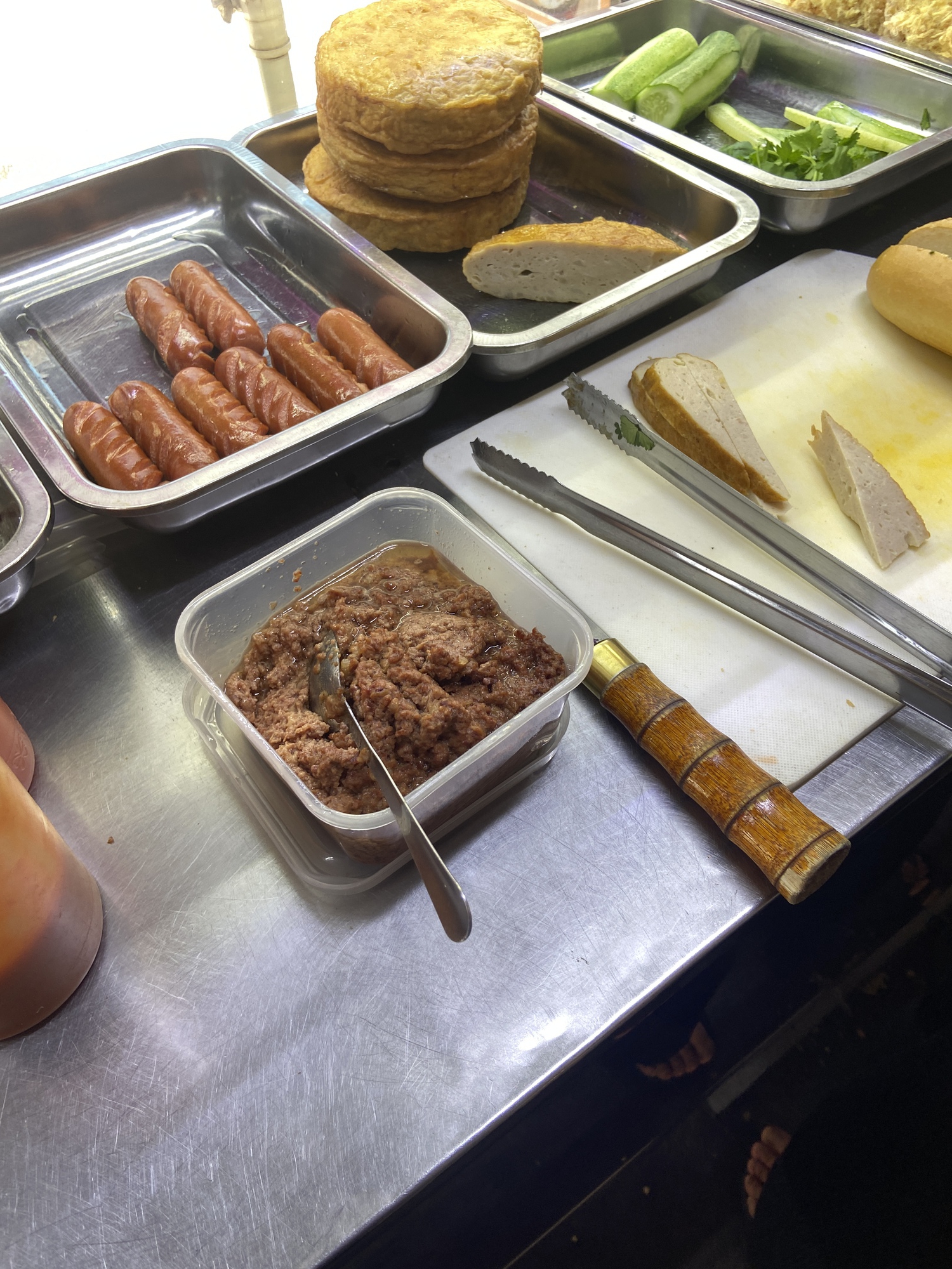 Vụ 120 tấn thịt heo bệnh tuồn vào Đồ hộp Hạ Long: Nhiều quán Pate Cột Đèn vỉa hè 