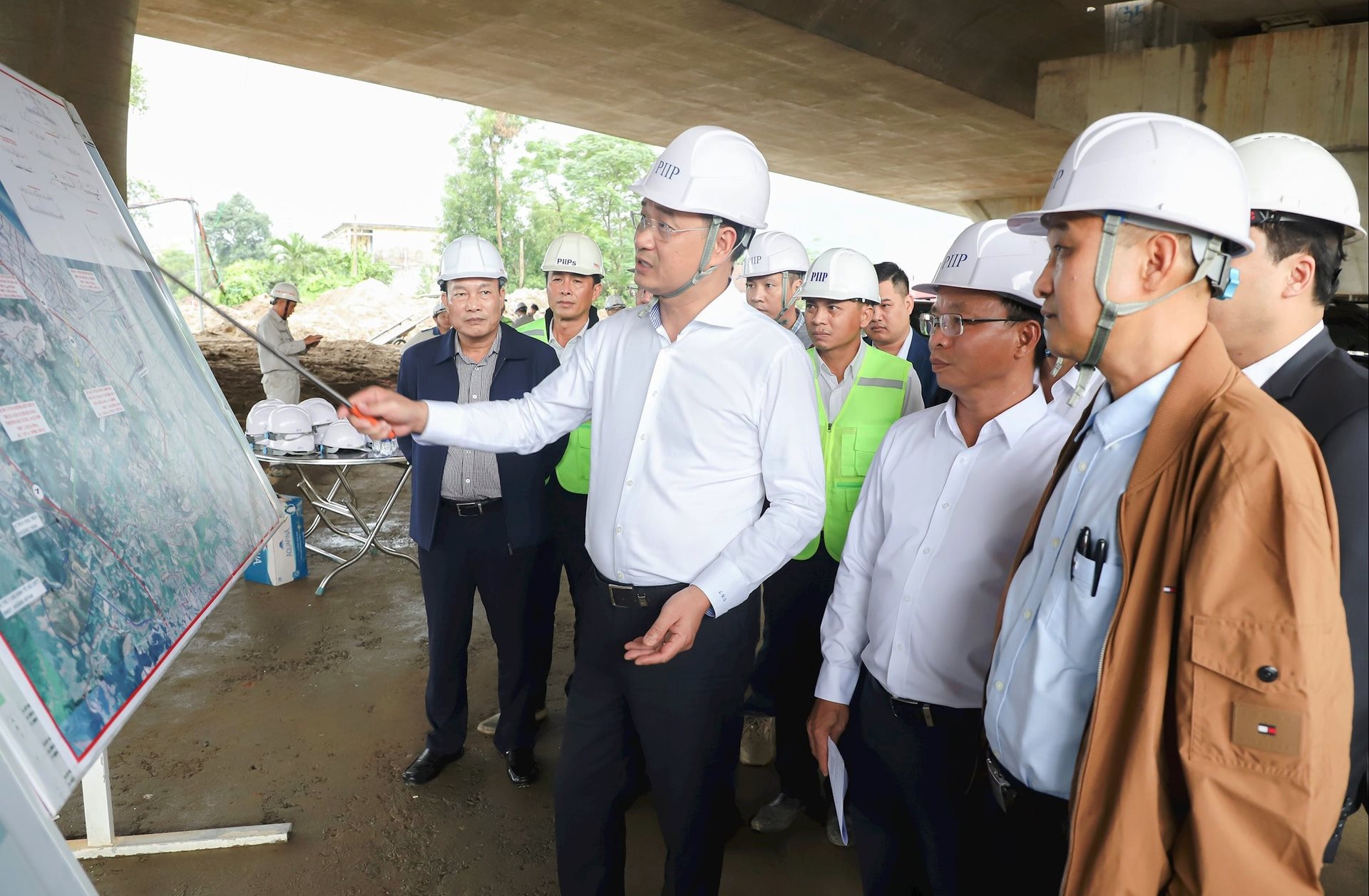 Bí thư Đà Nẵng: 'Đồng hành nhưng không buông lỏng, hỗ trợ nhưng không dung túng'- Ảnh 3.