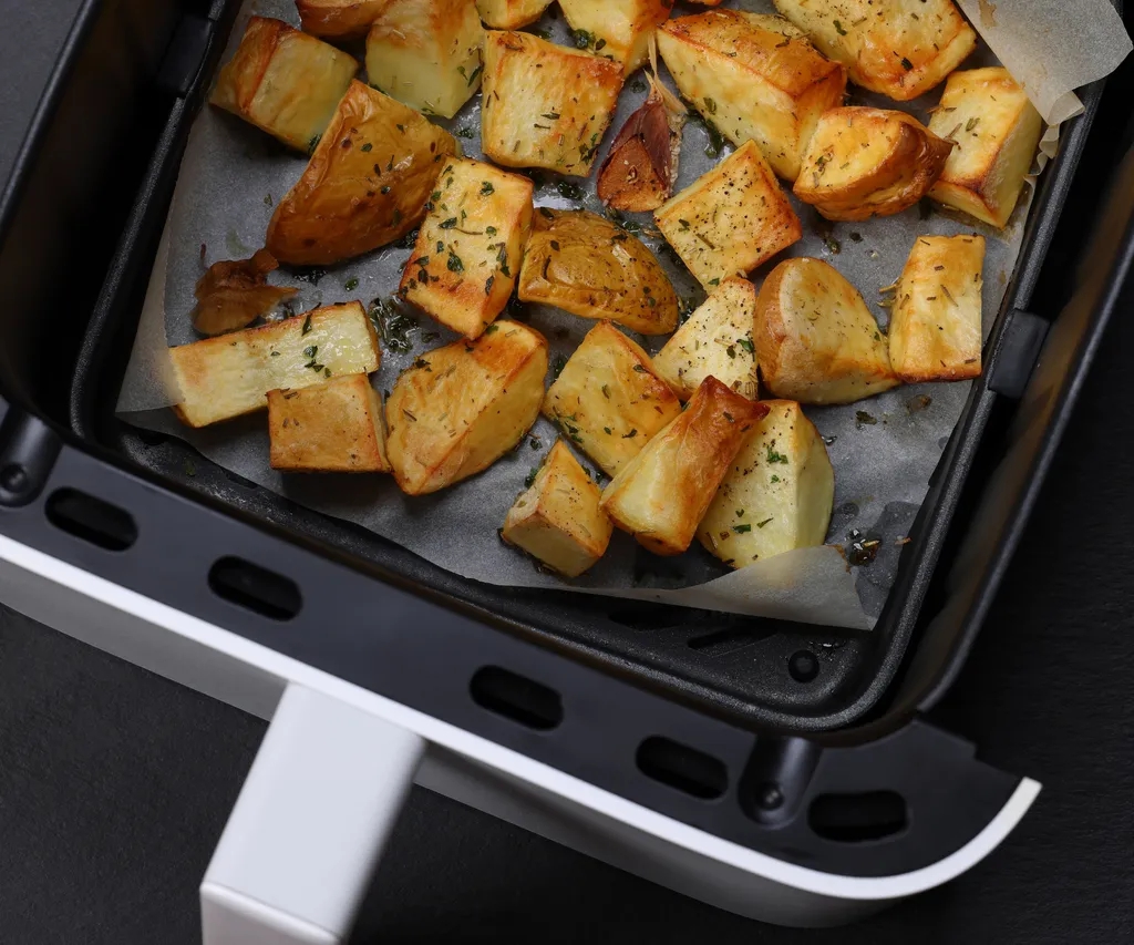 7 lỗi kinh điển khi dùng nồi chiên không dầu: Đồ ăn mất ngon, tiềm ẩn cả mối họa với sức khỏe- Ảnh 3. 7 lỗi kinh điển khi dùng nồi chiên không dầu: Đồ ăn mất ngon, tiềm ẩn cả mối họa với sức khỏe- Ảnh 3.