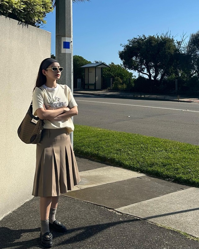 Váy xếp ly và băng đô: khi nét điệu đà trở thành tuyên ngôn cá tính- Ảnh 2.