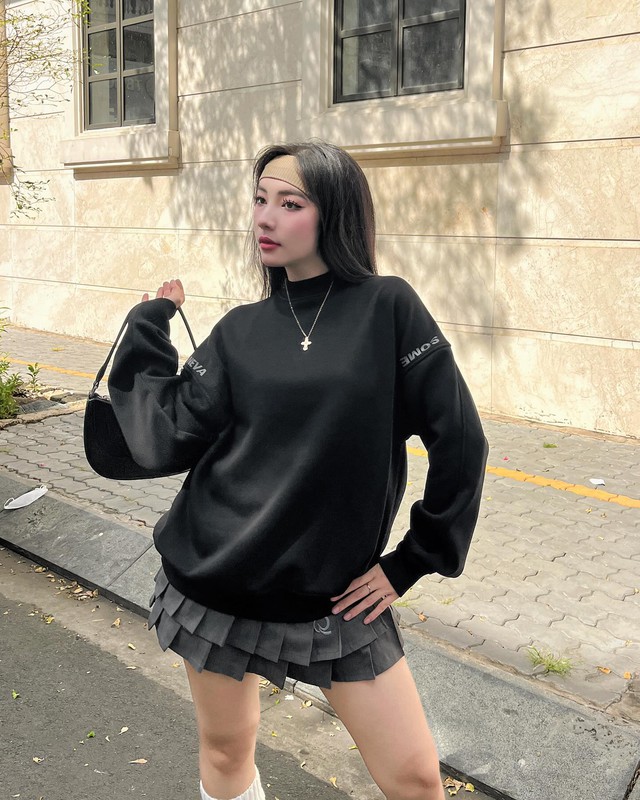 Váy xếp ly và băng đô: khi nét điệu đà trở thành tuyên ngôn cá tính- Ảnh 3.