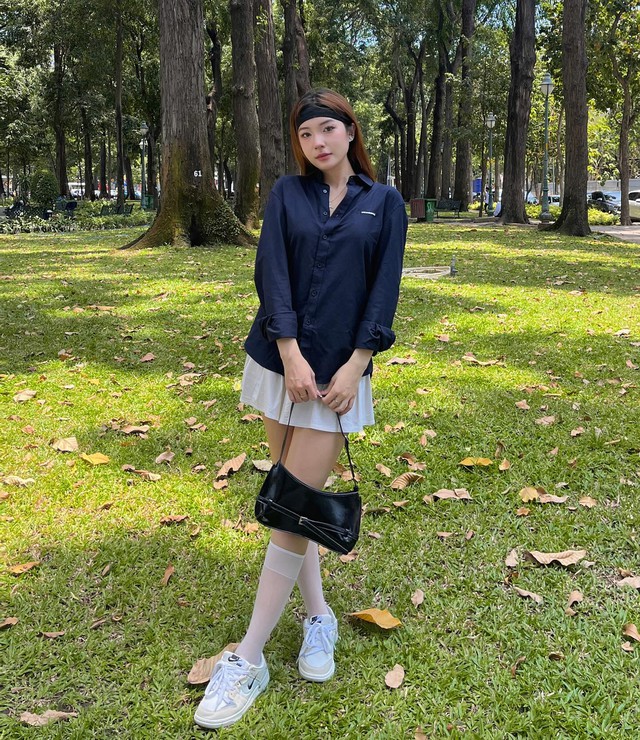 Váy xếp ly và băng đô: khi nét điệu đà trở thành tuyên ngôn cá tính- Ảnh 4.