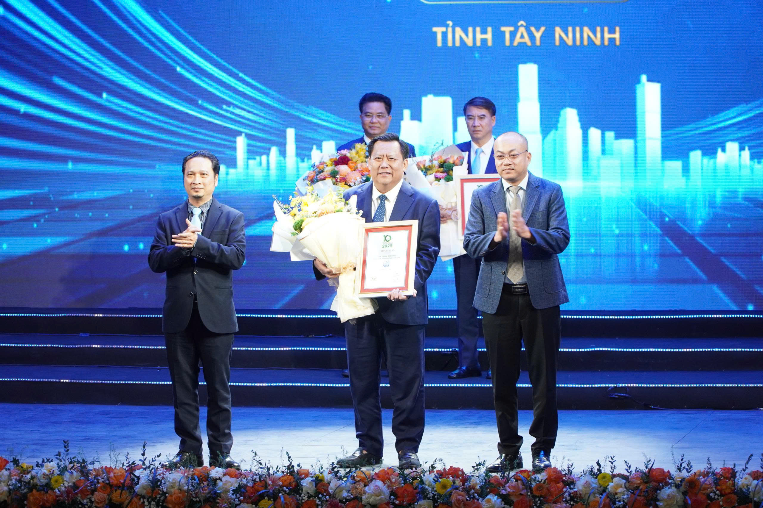 Tây Ninh vào tốp 10 địa phương hấp dẫn doanh nghiệp lớn năm 2025 - Ảnh 3. Tây Ninh vào tốp 10 địa phương hấp dẫn doanh nghiệp lớn năm 2025 - Ảnh 3.