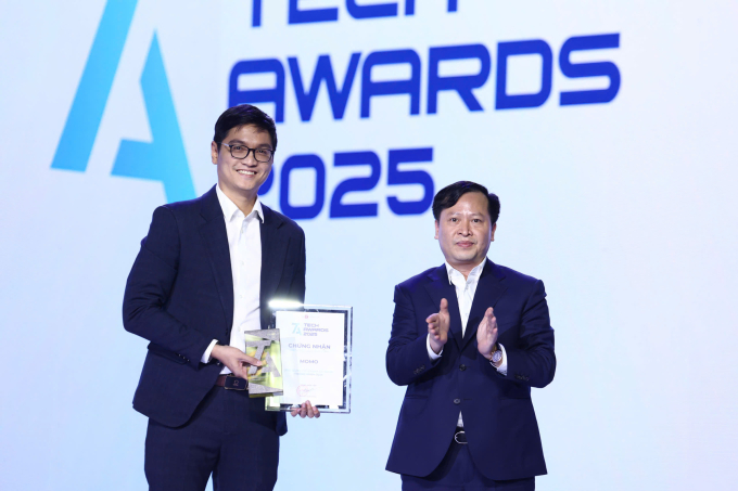 Đại diện MoMo nhận giải Ứng dụng tài chính cá nhân thông minh. Ảnh: Quỳnh Trần