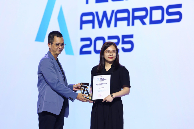 Đại diện Shopee nhận giải Ứng dụng thương mại điện tử xuất sắc