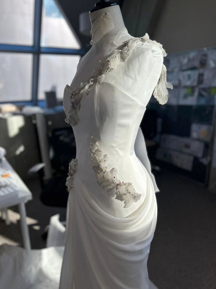 Khả năng bắt sáng của vật liệu trang trí và các nếp draping tỉ mỉ khiến mỗi bước chân cô dâu thêm duyên dáng, nổi bật.