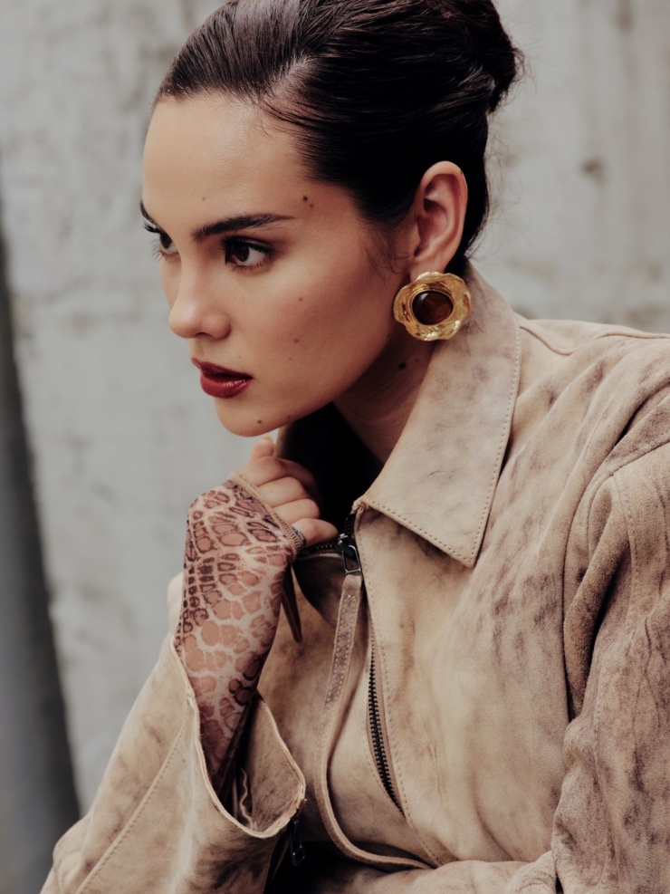 Góc nghiêng của Catriona Gray với sống mũi cao, cằm dài, chân mày sắc.