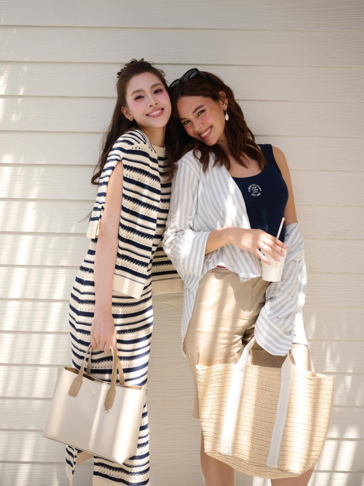 Catriona Gray cùng Hoa hậu Tiểu Vy tại sự kiện thời trang ở Manila, Philippines hồi tháng 9/2025.